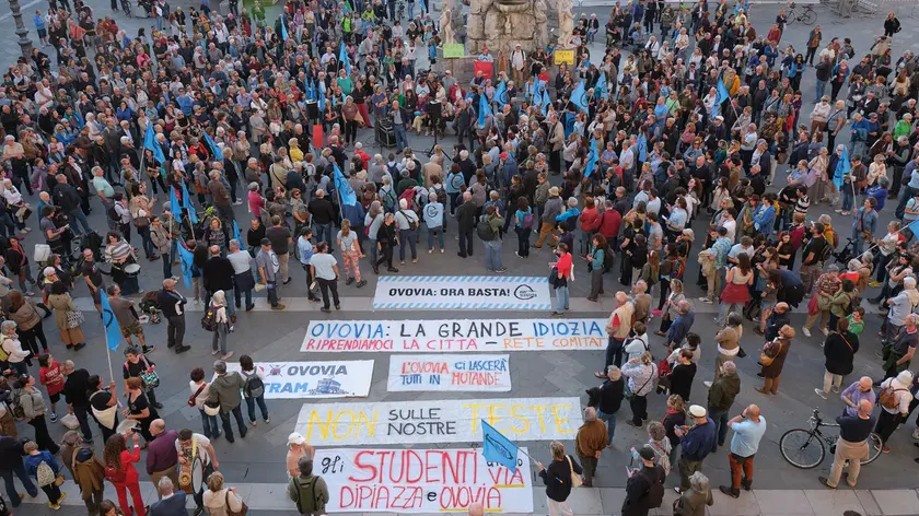 Protesta del Comitato No Ovovia in piazza Unità Foto Silvano