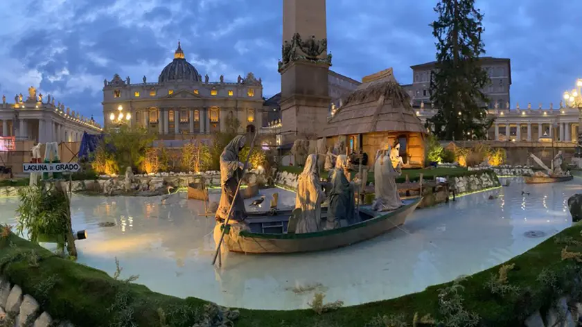 Il presepe ambientato nella laguna gradese esposto in piazza San Pietro a Roma