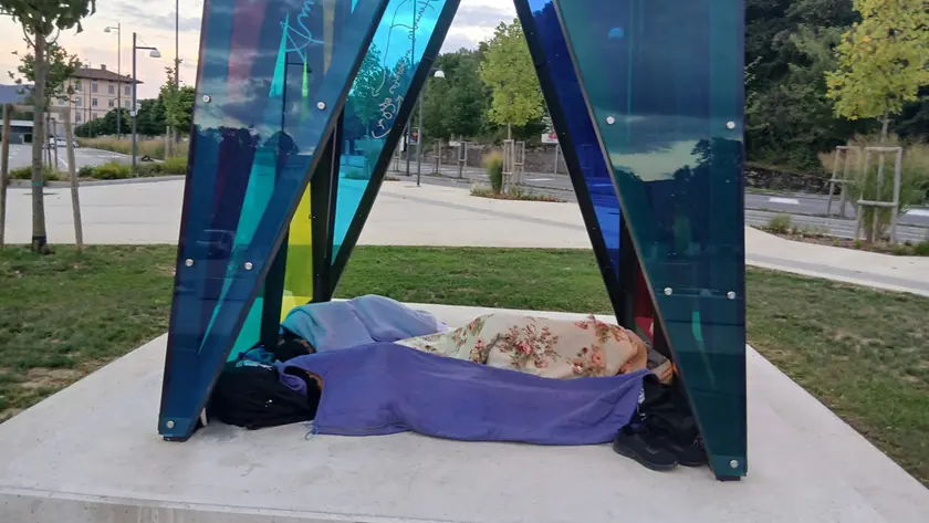 Un migrante mentre dorme all’interno dell’obelisco Go!Pharus