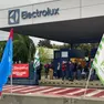 Uno dei presidi organizzati davanti allo stabilimento Electrolux (foto d'archivio)