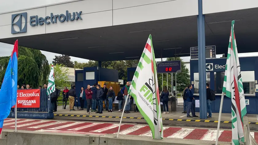 Uno dei presidi organizzati davanti allo stabilimento Electrolux (foto d'archivio)