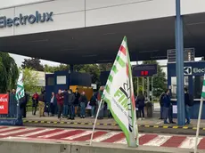 Uno dei presidi organizzati davanti allo stabilimento Electrolux (foto d'archivio)