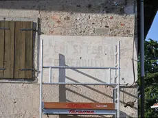 I lavori sulla scritta attribuita a Mussolini