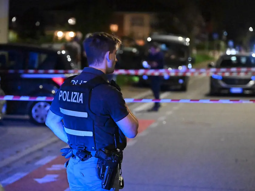 La polizia in via Castions dopo l'aggressione mortale (Foto petrussi)