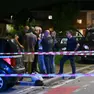La polizia in via Castions e la folla in strada (foto Petrussi)