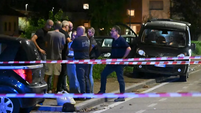 La polizia in via Castions e la folla in strada (foto Petrussi)