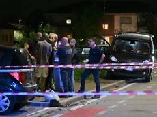 La polizia in via Castions e la folla in strada (foto Petrussi)