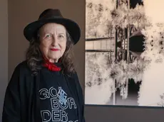 Annibel Cunoldi Attems nello spazio Crew dov'è in corso la mostra “Attraversamenti”. Foto Tibaldi