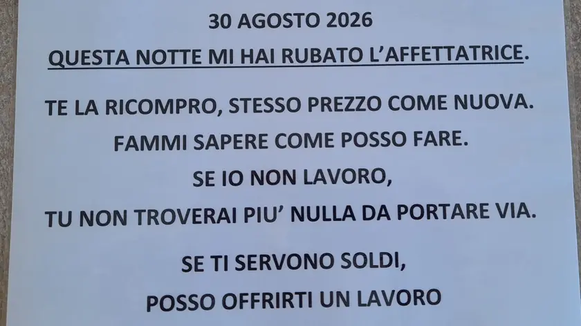 Il cartello esposto al bar