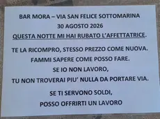 Il cartello esposto al bar
