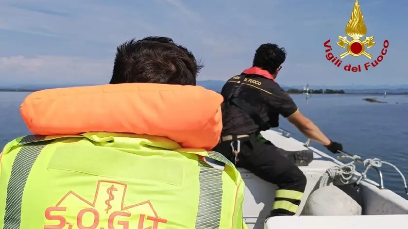 Vigili del fuoco e soccorritori mentre si recano sull'isola di Barbana