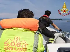 Vigili del fuoco e soccorritori mentre si recano sull'isola di Barbana