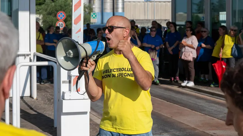 Electrolux non si spegne: lo slogan sulla maglia gialla