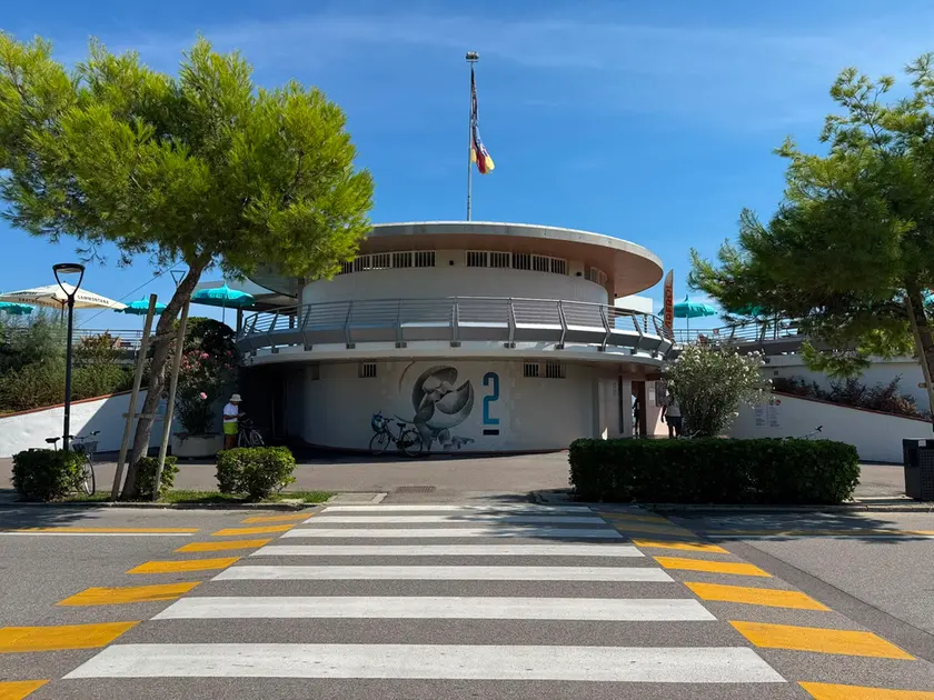 L’ingresso all’ufficio spiaggia 2 di Lignano Pineta
