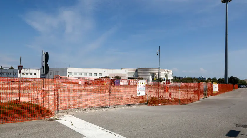 Il cantiere di fianco al centro Belforte, oggetto di intervento per la realizzazione di un nuovo contenitore commerciale. Foto Katia Bonaventura