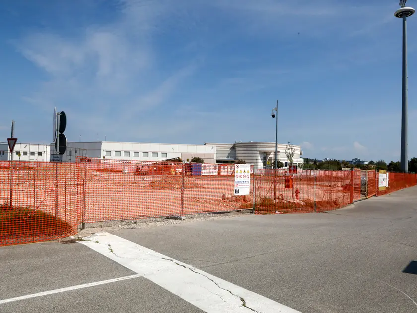Il cantiere di fianco al centro Belforte, oggetto di intervento per la realizzazione di un nuovo contenitore commerciale. Foto Katia Bonaventura