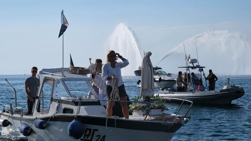 https://images.ilpiccolo.it/view/acePublic/alias/contentid/1tlfkxqkilsbbxto0mi/0/copia-di-lo-sbarco-della-madonna-di-monte-grisa-e-la-processione-ph-massimo-silvano.webp?f=16%3A9&amp;w=840