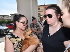 A destra la mamma di Giorgia. Anche il cagnolino della piccola al funerale