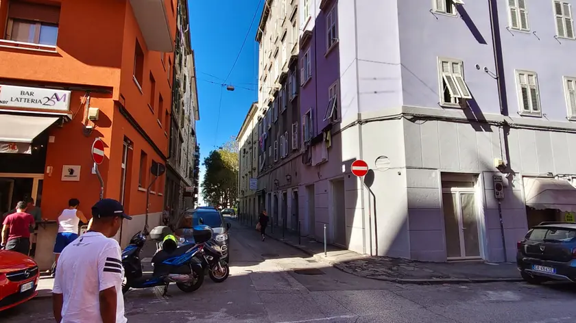 Il litigio con un cliente di un bar situato in via dell'Industria (foto Bruni)