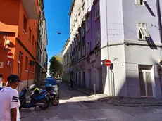 Il litigio con un cliente di un bar situato in via dell'Industria (foto Bruni)