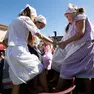 Alcune bambine pigiano l'uva alla Festa dell'uva di Staranzano