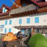 Le tende piazzate davanti al rifugio Marinelli da un gruppo di giovani escursionisti di Imola