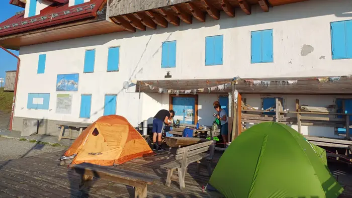 Le tende piazzate davanti al rifugio Marinelli da un gruppo di giovani escursionisti di Imola