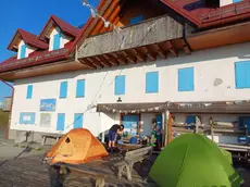 Le tende piazzate davanti al rifugio Marinelli da un gruppo di giovani escursionisti di Imola