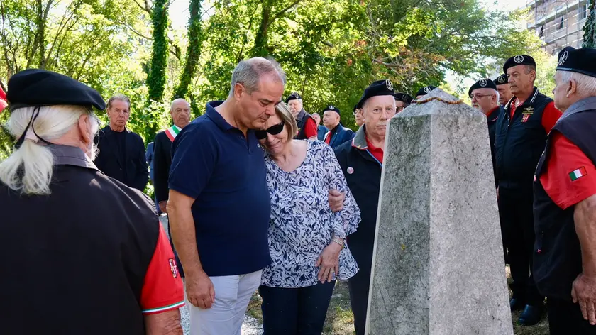 I familiari dei militari morti durante l'esercitazione davanti al memoriale. Foto Massimo Silvano