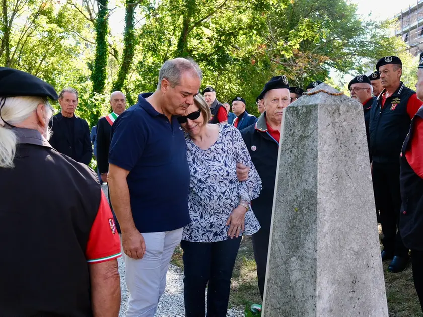 I familiari dei militari morti durante l'esercitazione davanti al memoriale. Foto Massimo Silvano