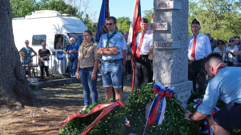 La cerimonia di commemorazione a Basovizza per i quattro giovani membri del Tigr fucilati il 6 settembre 1930. Foto di Massimo Silvano