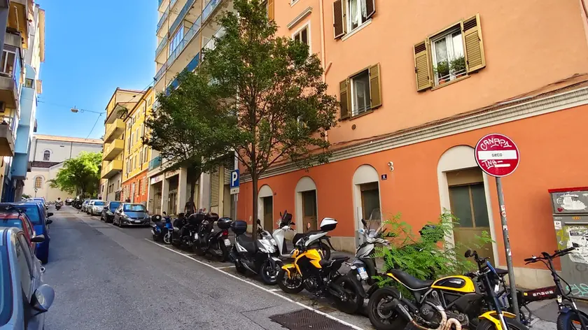 Il ragazzo di 20 anni di origini rumene è stato picchiato in via della Concordia. Foto Francesco Bruni