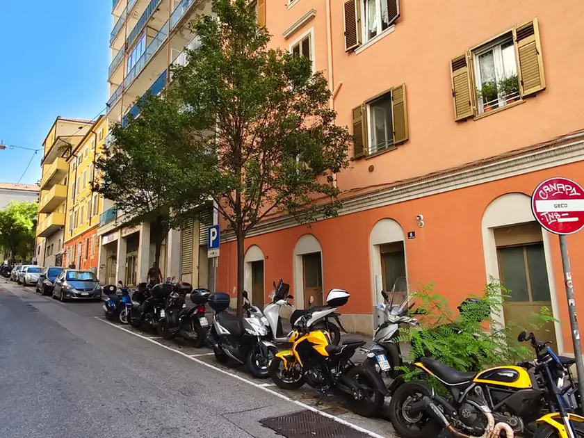Il ragazzo di 20 anni di origini rumene è stato picchiato in via della Concordia. Foto Francesco Bruni