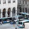 Autobus in piazza Goldoni. (Foto archivio Lasorte)