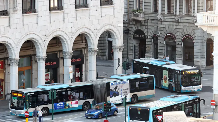 Autobus in piazza Goldoni. (Foto archivio Lasorte)
