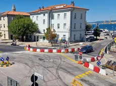La rotonda provvisoria affacciata su via Roma a Muggia (foto Andrea Lasorte)
