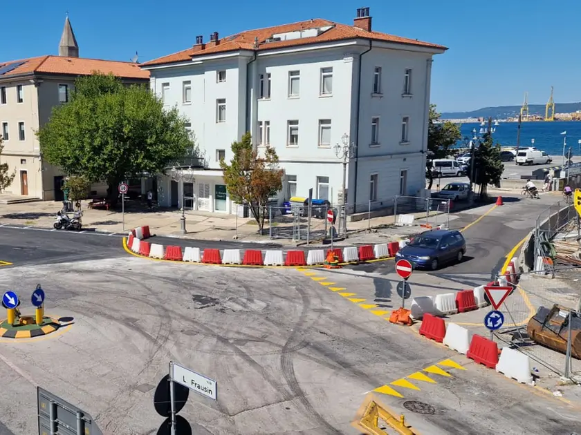 La rotonda provvisoria affacciata su via Roma a Muggia (foto Andrea Lasorte)