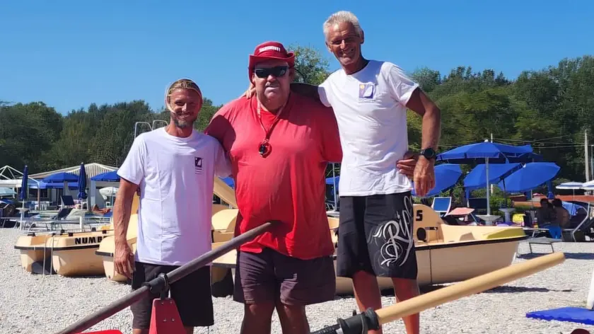 I tre soccorritori: Andrea ed Ezio Ferin, in mezzo il bagnino Denis Poropat