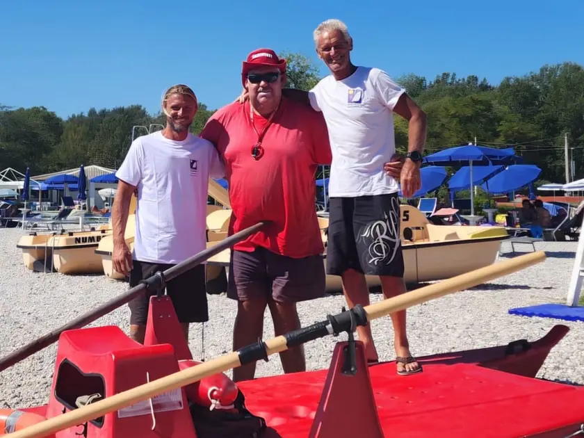 I tre soccorritori: Andrea ed Ezio Ferin, in mezzo il bagnino Denis Poropat