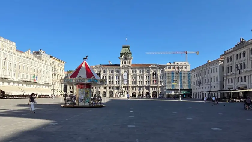 La giostra in piazza Unità