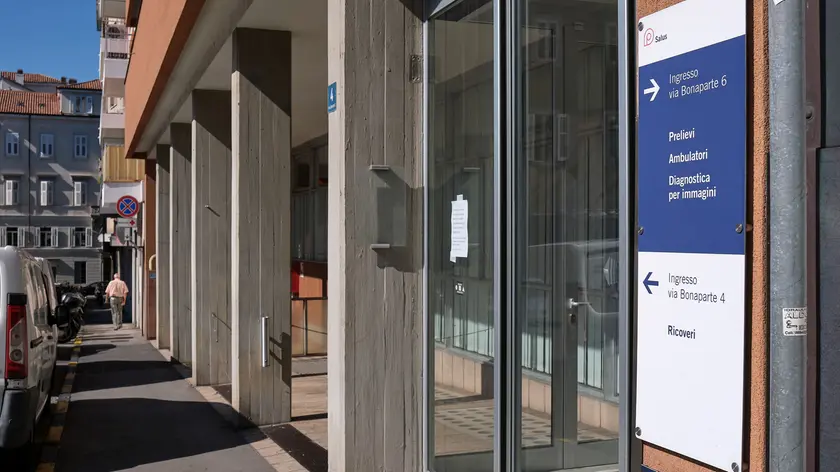 L’ingresso della Casa di Cura Salus di via Bonaparte a Trieste (foto Massimo Silvano)