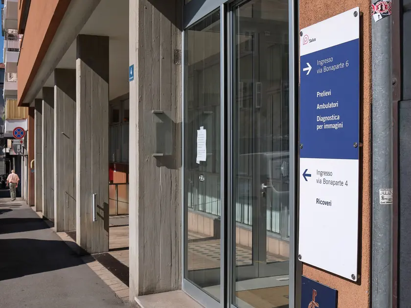 L’ingresso della Casa di Cura Salus di via Bonaparte a Trieste (foto Massimo Silvano)