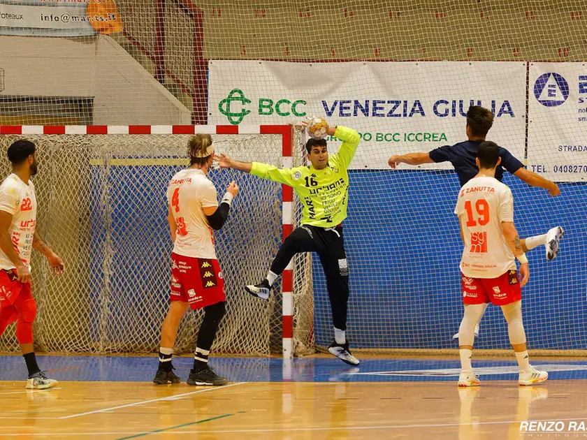 Il portiere Thomas Postogna è uno dei veterani della formazione biancorossa (foto Raseni)
