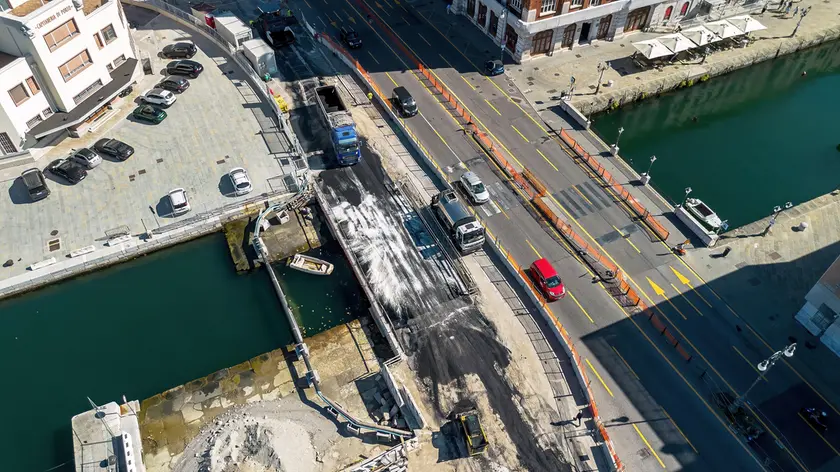 Vista aerea sulle tre corsie del ponte sulle Rive (fotoservizio Massimo Silvano)