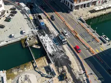 Vista aerea sulle tre corsie del ponte sulle Rive (fotoservizio Massimo Silvano)