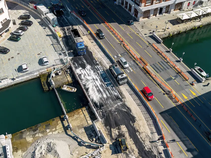 Vista aerea sulle tre corsie del ponte sulle Rive (fotoservizio Massimo Silvano)
