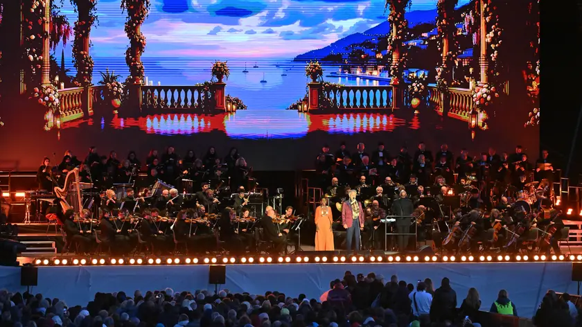 Andrea Bocelli durante l’esibizione alla caserma Goi-Pantanali di Gemona il 7 maggio scorso