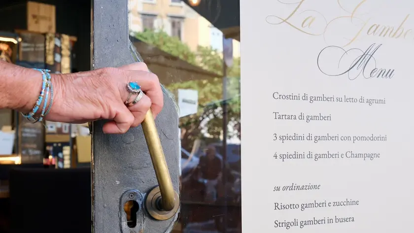 I danni alla serratura. Foto Silvano