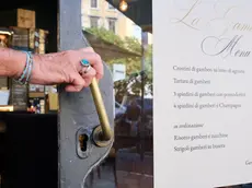 I danni alla serratura. Foto Silvano