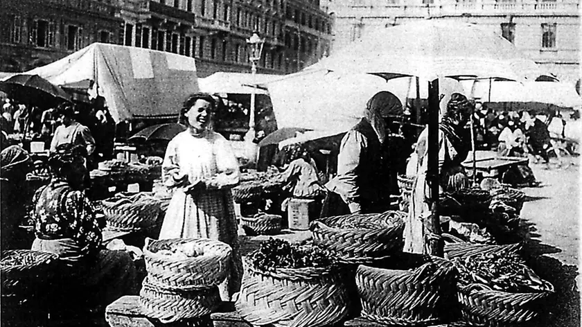 Una foto storica del mercato di piazza Ponterosso a Trieste